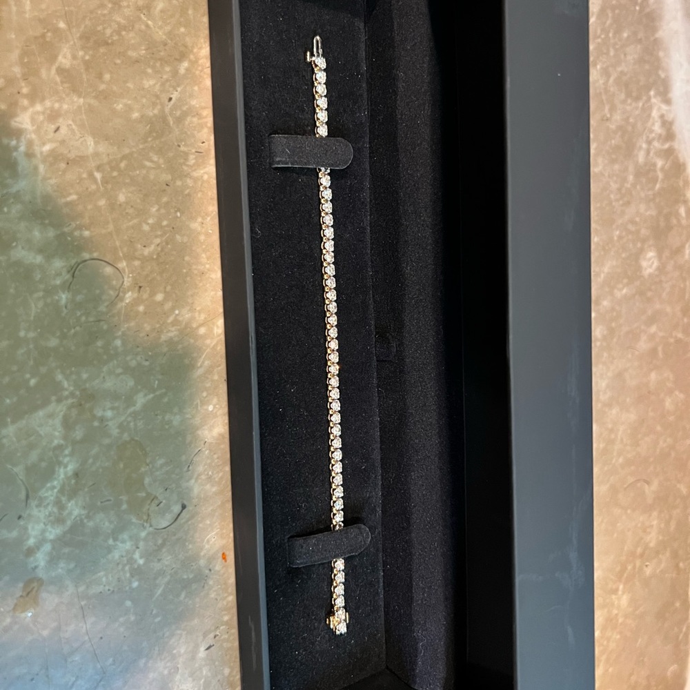 Tennis bracelet. 4CT 10K